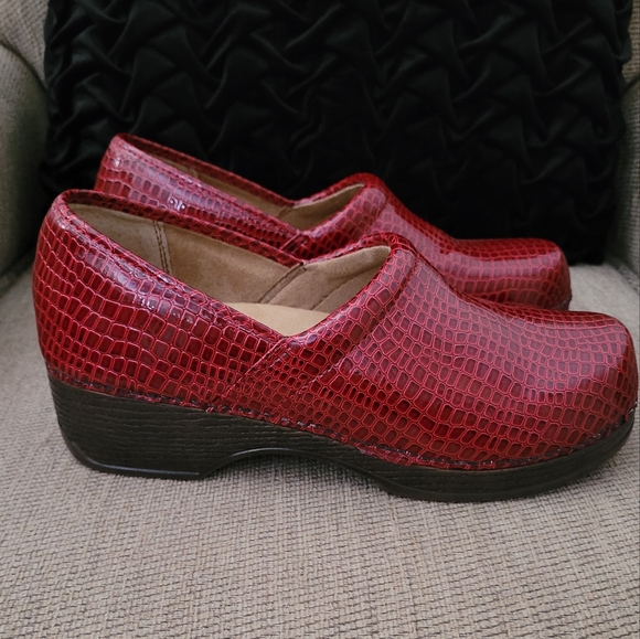 GH BASS & CO ROBYN RED EMBOSSED SLIP ON CLOGS - Picture 6 of 12